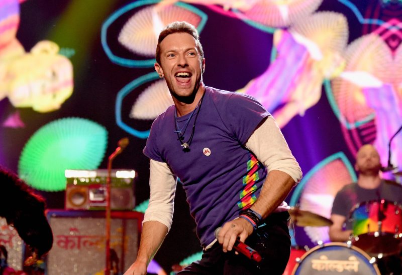 Recording artist Chris Martin of Coldplay performs onstage during the 2015 American Music Awards at Microsoft Theater on November 22, 2015 in Los Angeles, California. (Photo by Frazer Harrison/AMA2015/Getty Images for dcp)