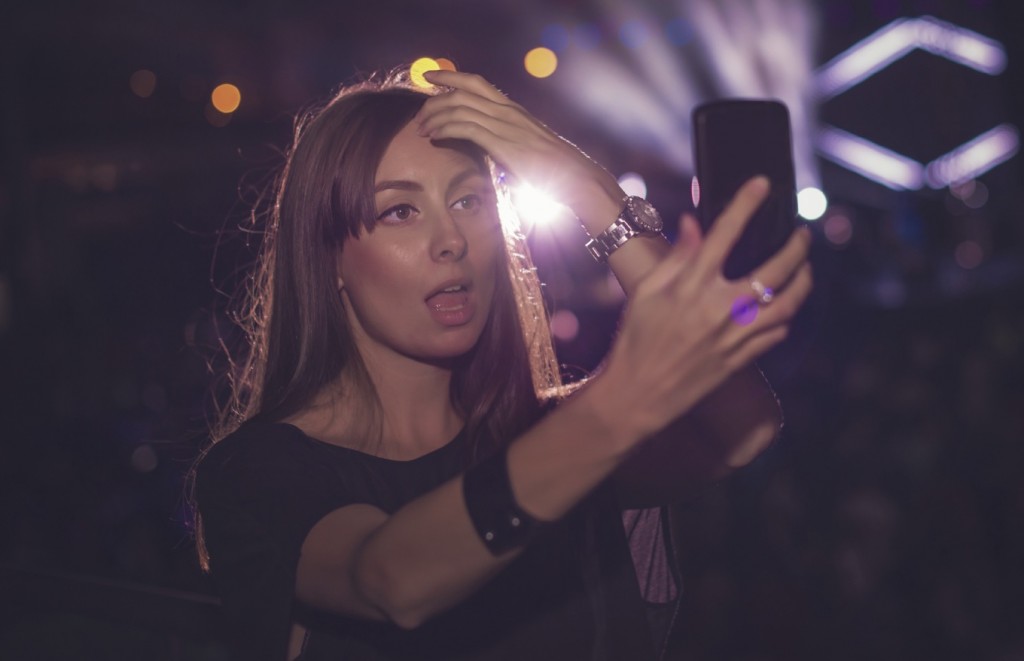 11 Tips for Surviving a Concert Without Your Phone